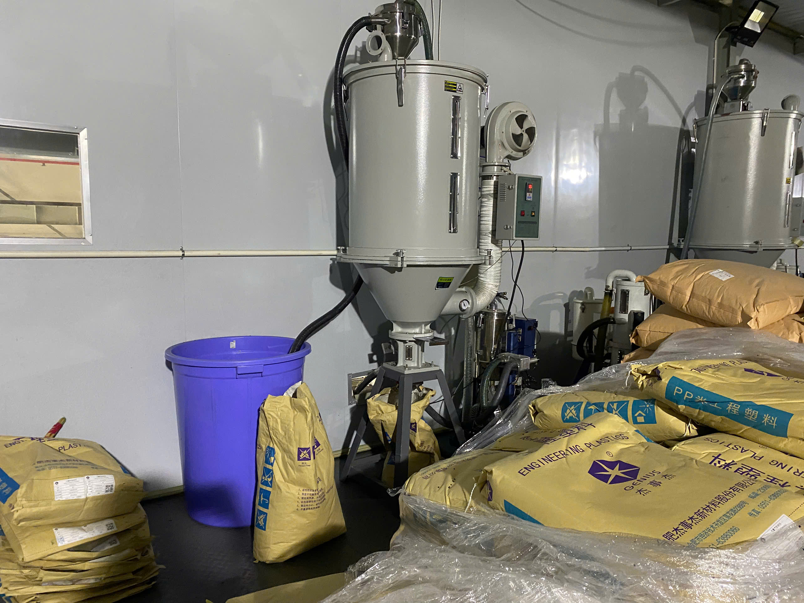 Vertical plastic pellet mixer 2.jpg